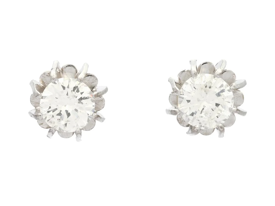 ENSTENSÖRHÄNGEN, 18K vitguld, 2 briljantslipade diamanter ca 0,50 ctv, ca W-TCr/SI-P, vikt 1,6 g, stift, 1 diamant skadad, slitna klor, omaka snurrebussar. — Smycken/Enstensörhängen — Kaplans
