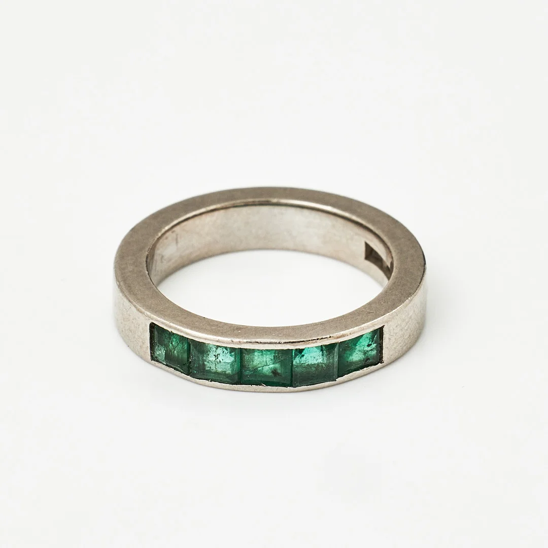 RING, 18 k vitguld, 5 carréslipade smaragder, Juvelerare AB J Petterssons Eftr., Stockholm 1969. — Rings — Stockholms Auktionsverk Magasin 5