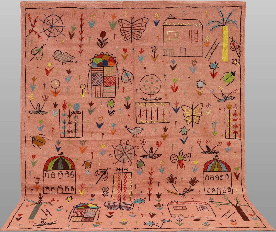 MATTA. Kelim med handbroderad dekor, bomullsfodral på baksidan, 243 x 190 cm. — Oriental Carpets & Textiles — Södermanlands Auktionsverk