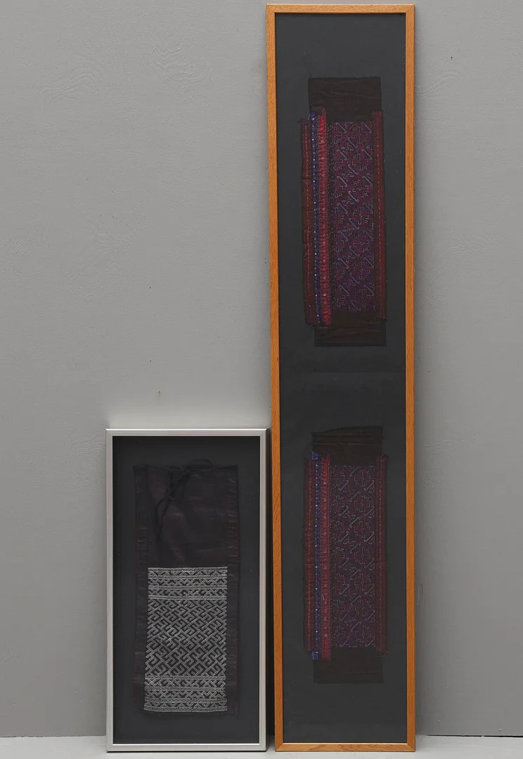 BRODERIER, 3 delar, inramade, Kina. — Textiles — Auktionsmagasinet Vänersborg