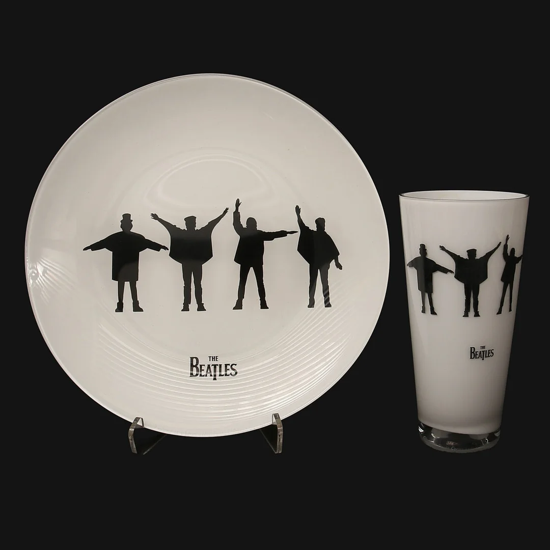 FAT, The Beatles Collection - Help, samt VAS, glas, "All You Need Is Love", Nybro glasbruk, 2004. — Other — Limhamns Auktionsbyrå