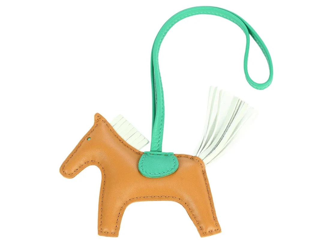 HERMÈS, BAG CHARM, Rodeo Pegase PM, brun, grön, hästhänge, lammskinn, ca 24x9 cm, märkt B, år 2023, originalask. Excellent Condition. — Accessoarer/Övrigt — Kaplans
