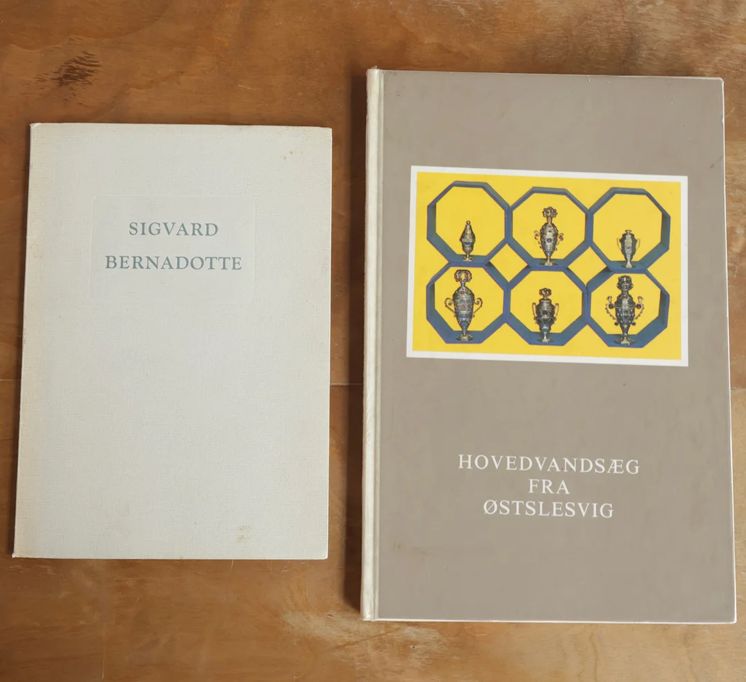 SIGVARD BERNADOTTE. "Hovedvandsæg fra Østslesvig" m.fl. (2). — Books — Woxholt Auktionshus