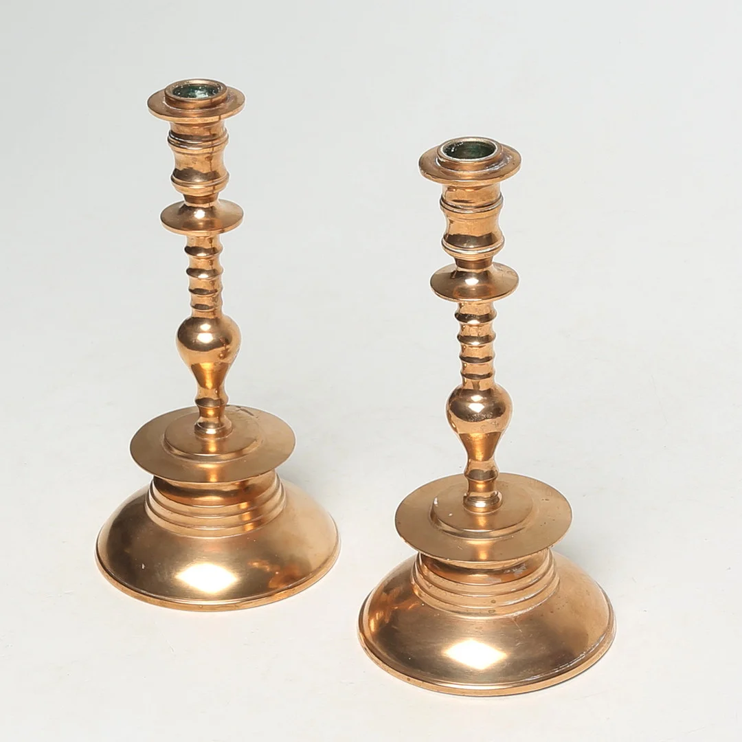 LJUSSTAKAR, 1 par, malm. — Candlesticks — Kalmar Auktionsverk
