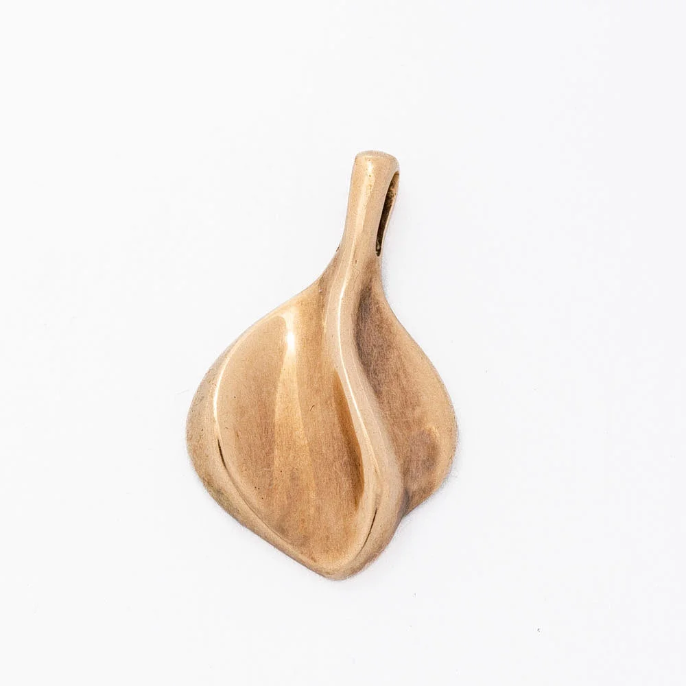 JENS J. AAGAARD. DESIGNER ANHÄNGER, ABSTRAKTE BLATTFORM, AUS 8 KARAT GOLD, VINTAGE UM 1970ER. — Brooches & Pendants — Kunst- und Auktionshaus Kleinhenz