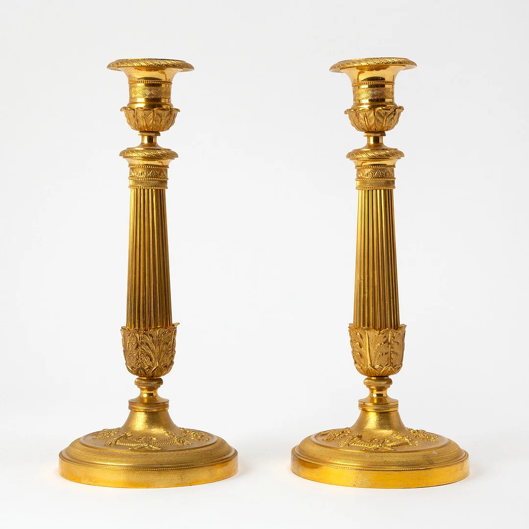 LJUSSTAKAR, ett par, empire, Frankrike 1800-talets första kvartal, förgylld brons. — Candlesticks — Stockholms Auktionsverk Göteborg
