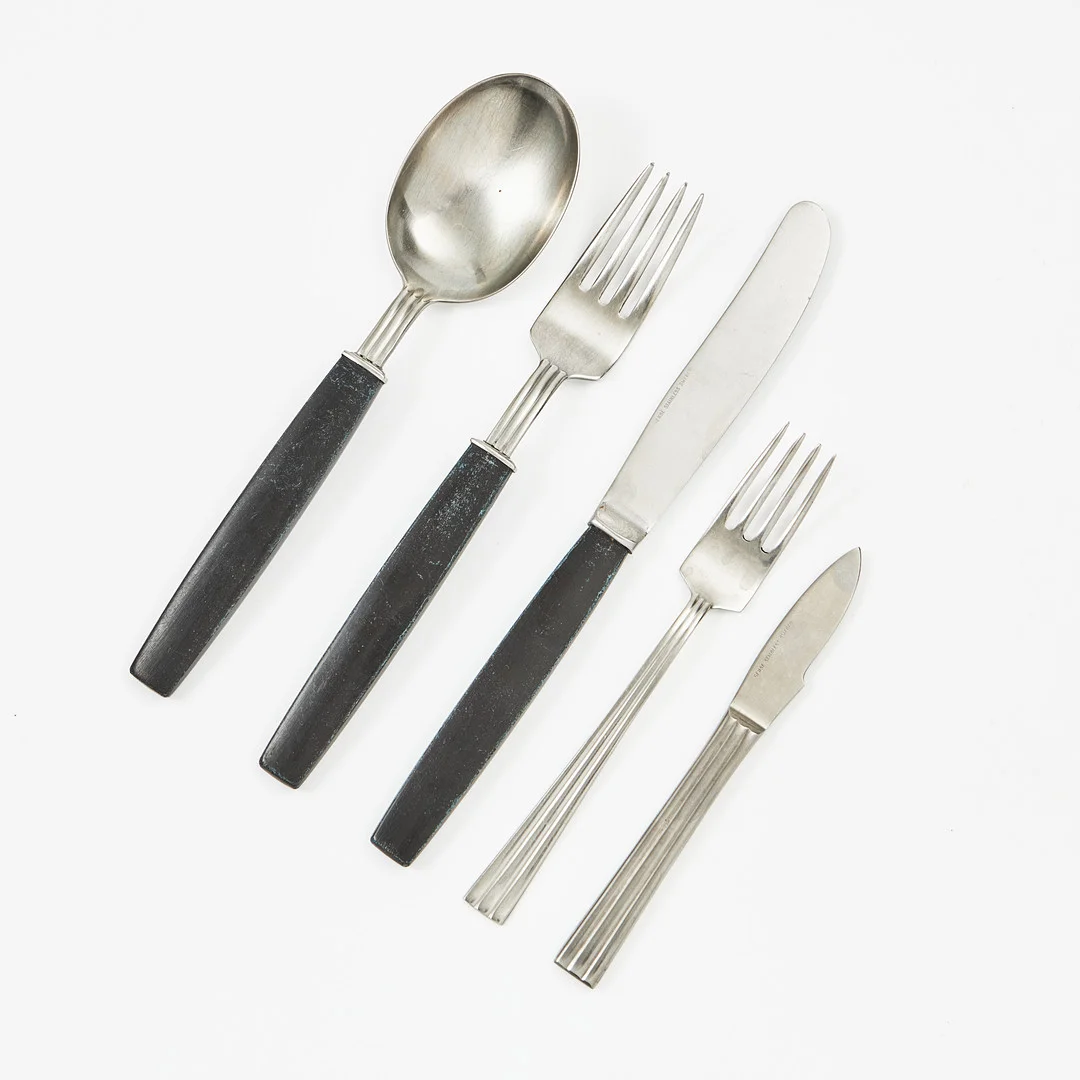 FOLKE ARSTRÖM. MAT- och SKALDJURSBESTICK, Thebe och Thebe special, 32 delar. — Other metals — Stockholms Auktionsverk Magasin 5