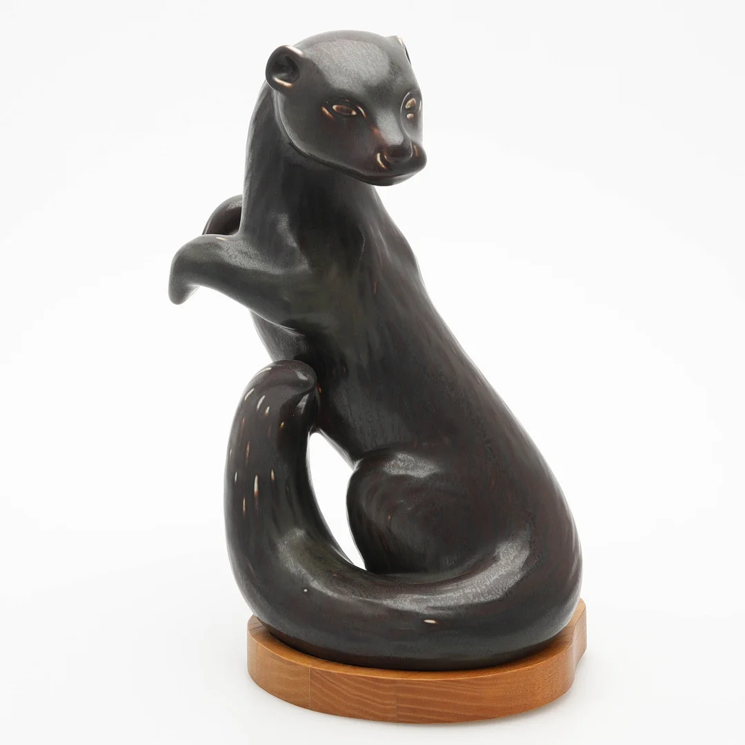 GUNNAR NYLUND. Figurin, hermelin, glaserat stengods, monogramsignerad GN, Rörstrand. — European — Auktionsmagasinet Vänersborg
