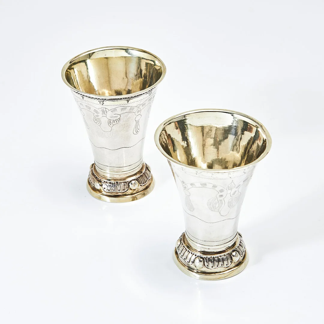 ANDERS HAMMARSTRÖM & PETTER JULIN, Bägare, 2 st, snarlika, sk. parbägare, ena bägaren daterad 1760. — Silver — Stockholms Auktionsverk Magasin 5