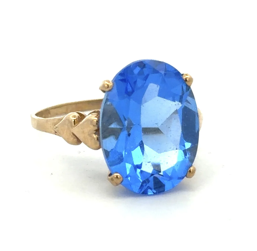 9CT GOLD AND OVAL BLUE COATED QUARTZ RING. — Rings — Griffin’s Auctioneers