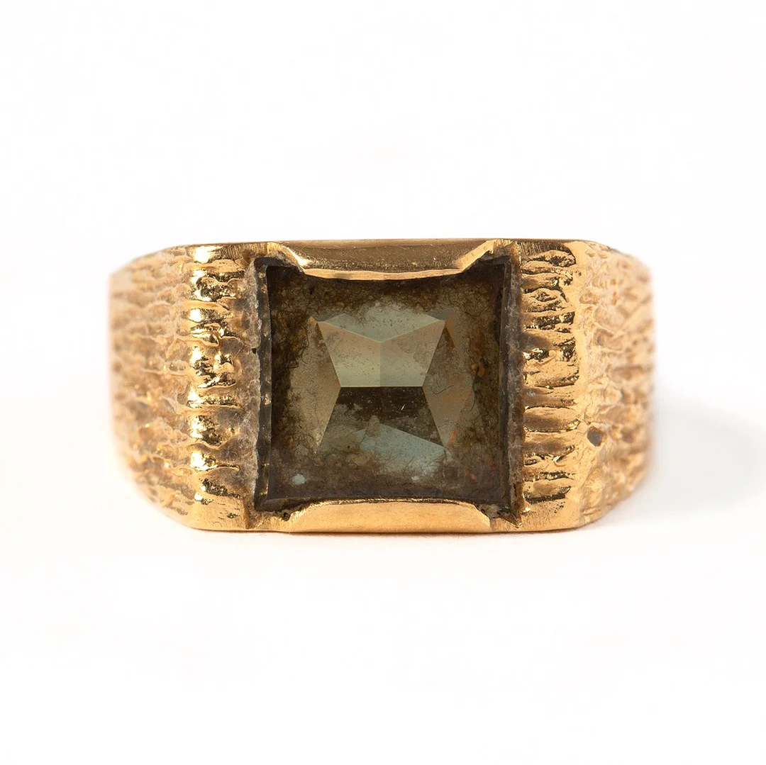 RING, 18K guld med syntetisk grön spinell. — Rings — Stockholms Auktionsverk Göteborg