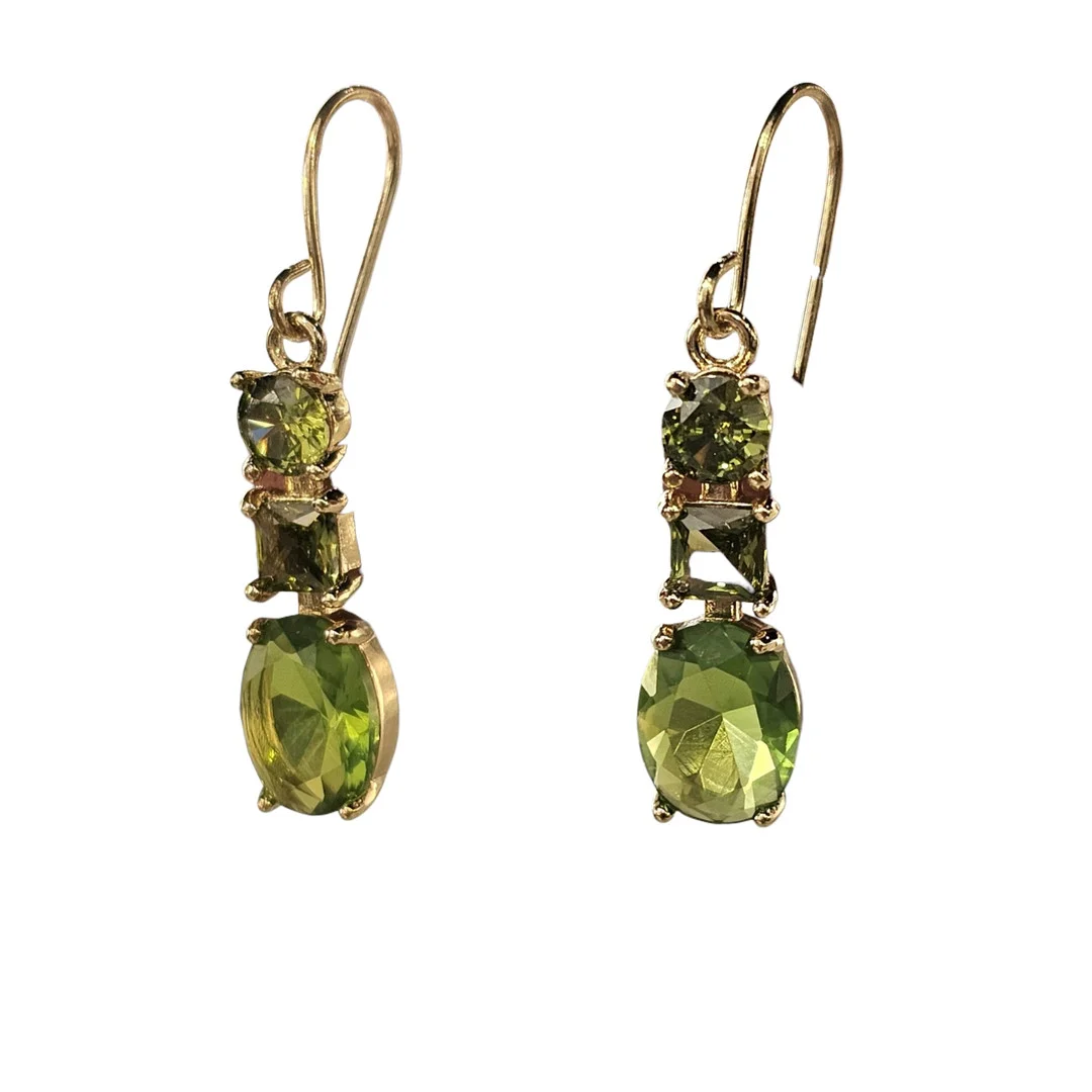 Pendientes en metal dorado con cristales color verde. — Earrings — Arce Auctions