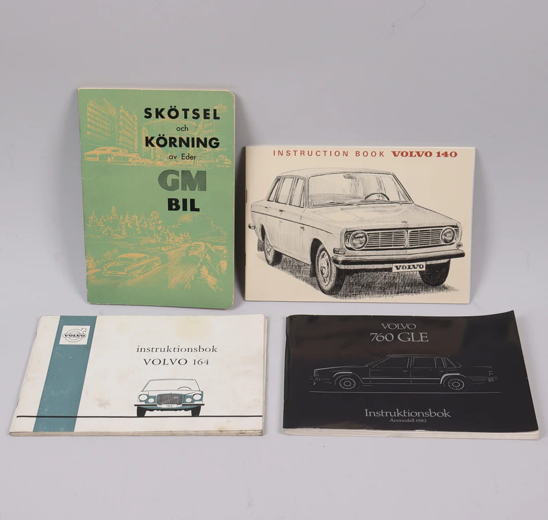MANUALER, Volvo 140, 164, 760 GLE samt häfte om General Motors bilar, 4 st. — Automobilia & Transport — Markus Auktioner