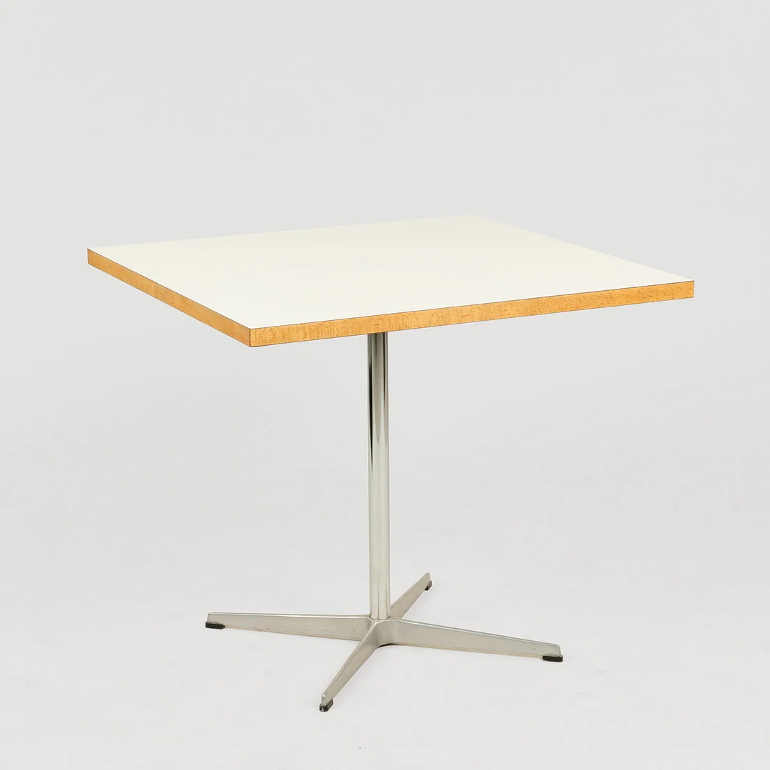 ARNE JACOBSEN. Bord, fire stel af stål. uoriginal topplade. Danmark. — Tables — Palsgaard Kunstauktioner