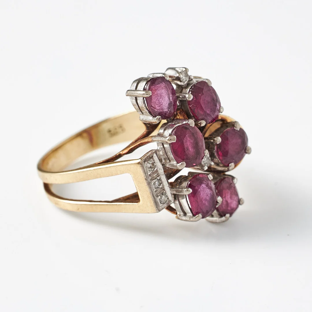 RING, 14 k guld, 6 ovala fasettslipade rubiner samt sidodekor av 3 små åttkantslipade diamanter. — Rings — Stockholms Auktionsverk Magasin 5