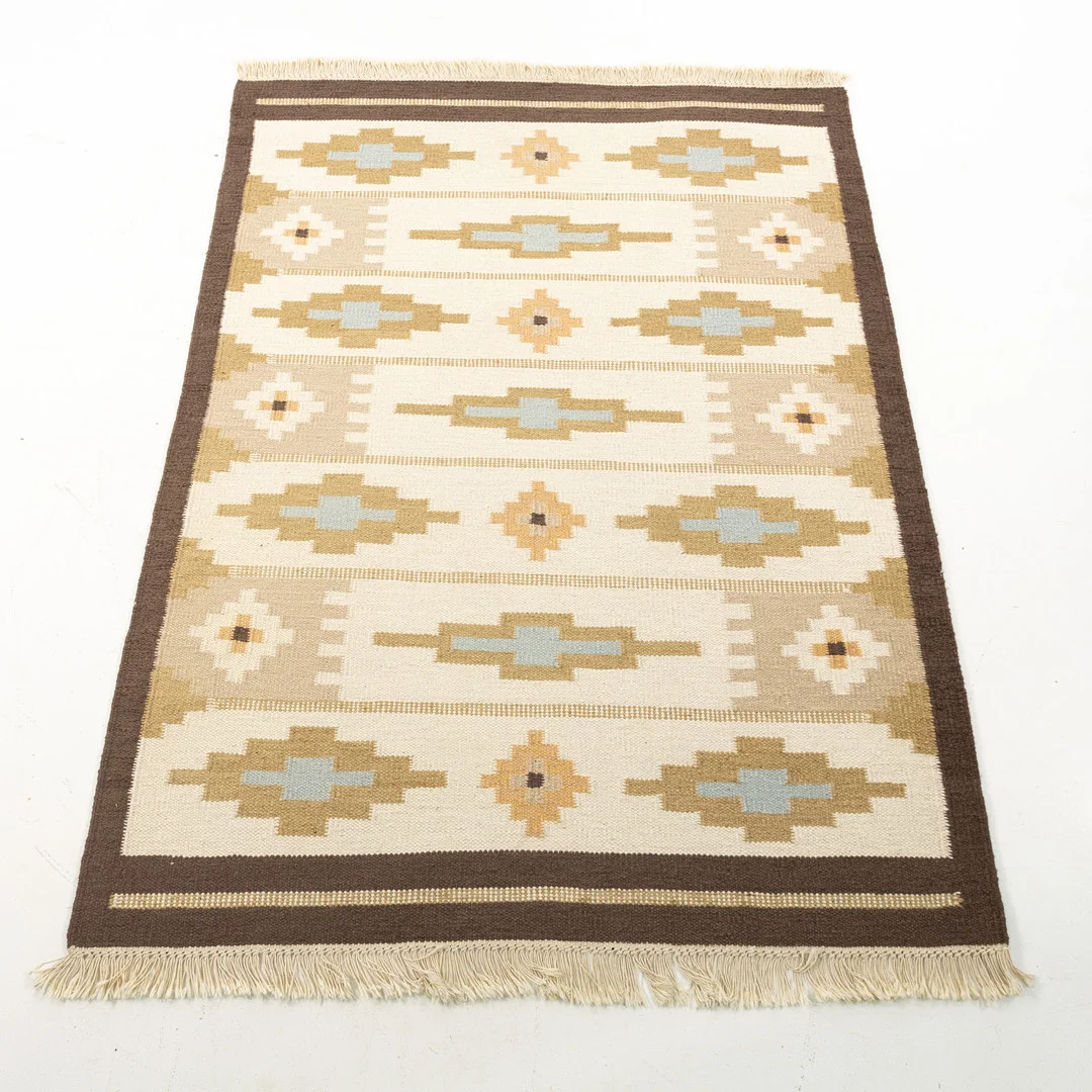 RÖLAKANMATTA. Ljus med brun kantbård, geometriskt mönster. — European Carpets & Textiles — Karljohan Auktioner