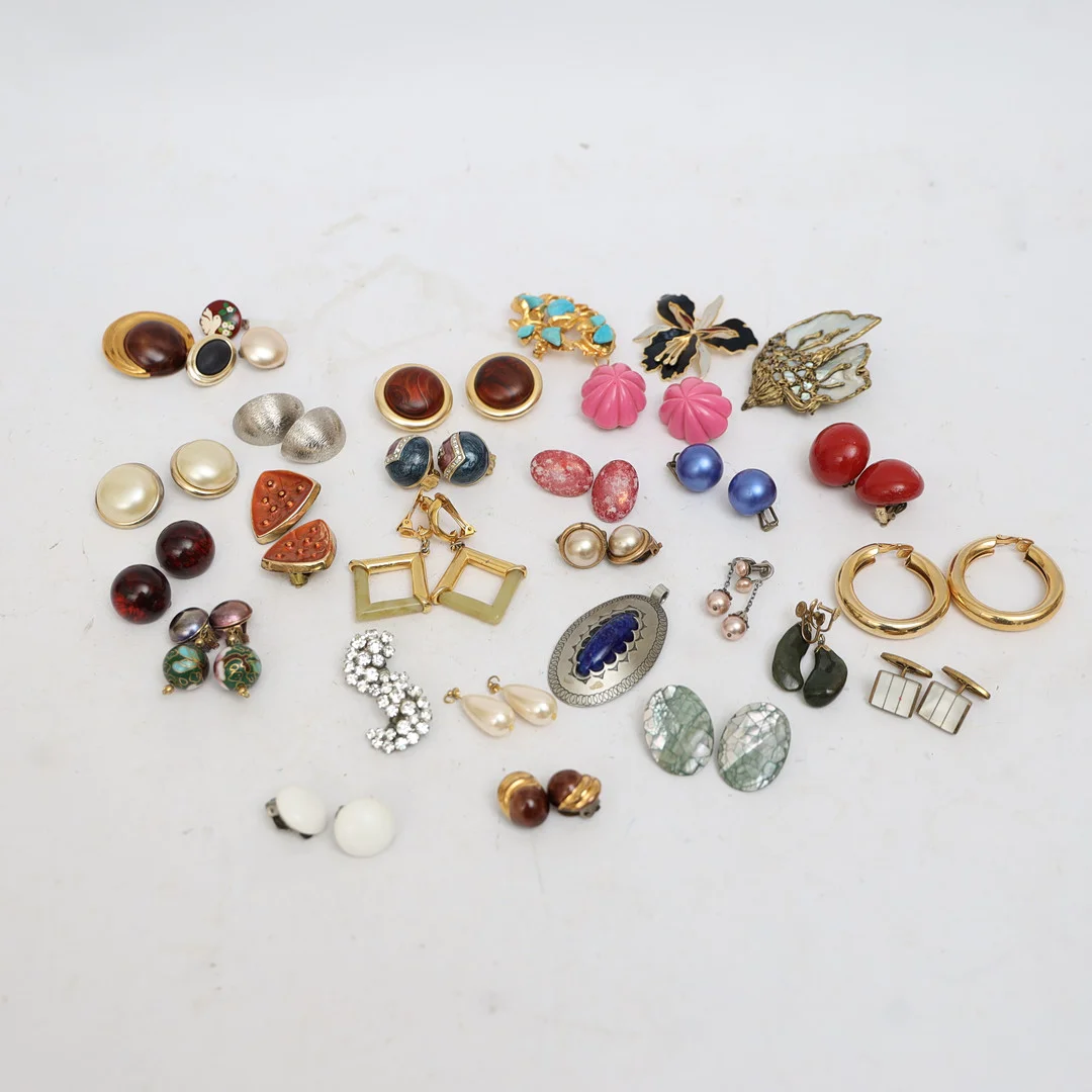 BIJOUTERIER, örhängen, broscher. — Costume Jewellery — Falun Auktionsbyrå