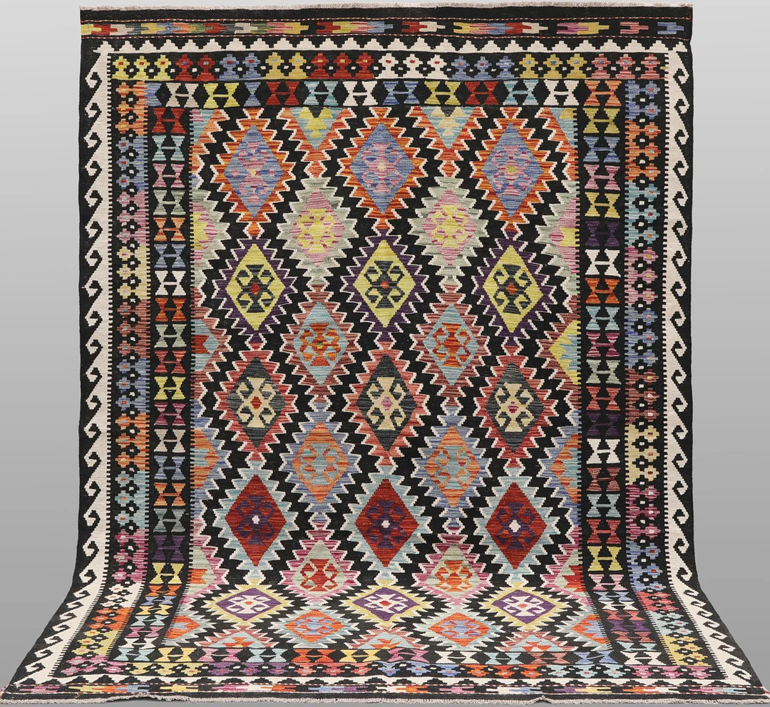 MATTA. Kelim klassisk design, 300 x 206 cm. — Oriental Carpets & Textiles — Södermanlands Auktionsverk