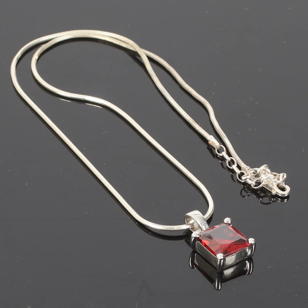 HÄNGE och KEDJA, silver, med röd sten, 19/2000-tal. — Brooches & Pendants — Stadsauktion Sundsvall