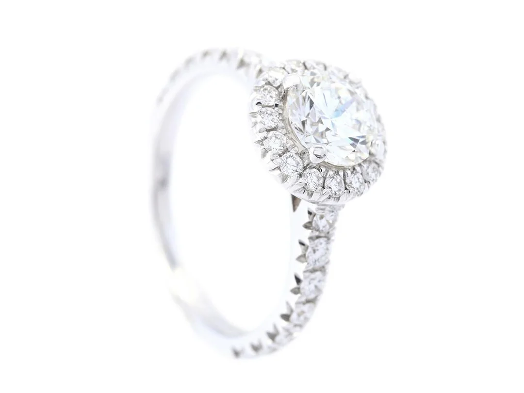 RING, 18K vitguld, briljantslipad diamant ca 0,75 ct ca W/VS1, 30 briljantslipade diamanter ca 0,44 ctv ca W/SI, stl 15 mm, vikt 3,0 g. — Smycken/Ring — Kaplans
