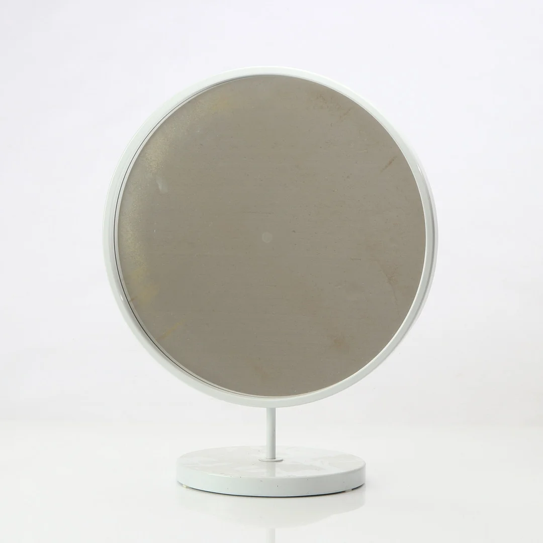BORDSSPEGEL. Vitlackerad metall, Glasmäster Markryd. — Mirrors — Skånes Auktionsverk