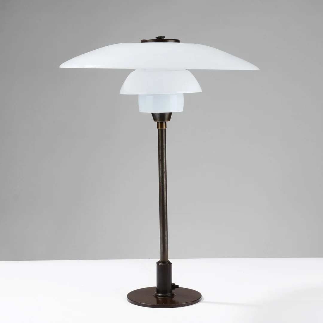 POUL HENNINGSEN. "PH 4/2,5", bordlampe af bruneret metal med skærme af en-lags opalglas, Louis Poulsen, Danmark, 1930/40'erne. — Table Lamps — Palsgaard Kunstauktioner