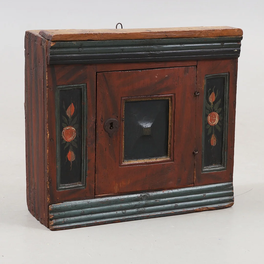 VÄGGSKÅP, 1800-tal. — Cupboards, Cabinets & Shelves — Växjö Auktionskammare