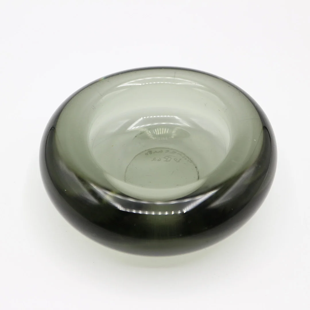 PER LÜTKEN. FÜR HOLMEGAARD, KERZENHALTER AUS RAUCHGLAS, 1962, MONOGRAMMIERT. — Art glass — Kunst- und Auktionshaus Kleinhenz
