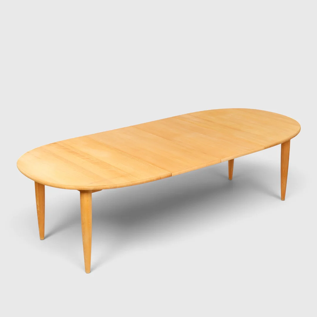 RUBBY MØBLER. Ovalt spisebord af bøg med udtræk, to plader medfølger. (3). — Dining tables — Palsgaard Kunstauktioner
