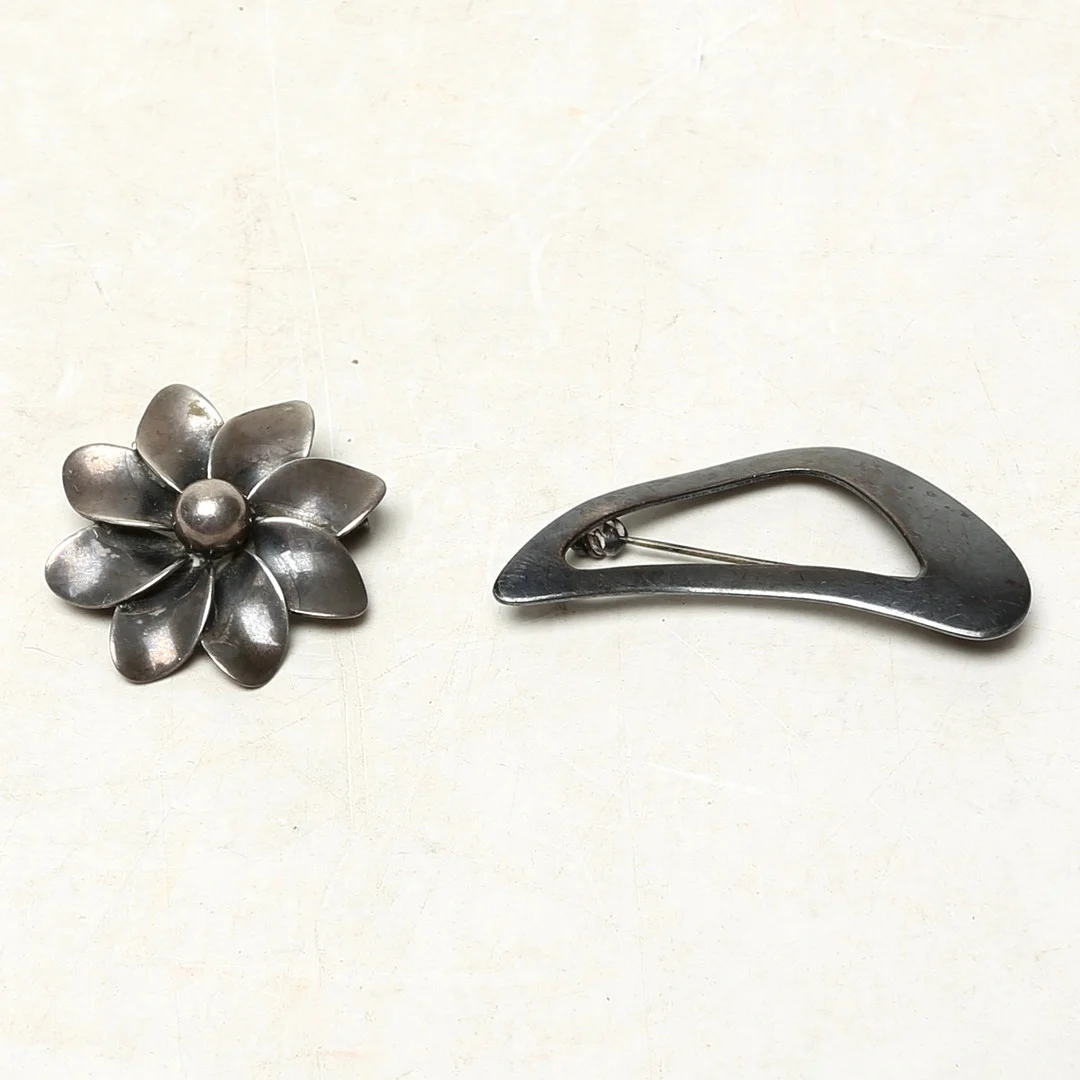 BROSCHER 2 st, silver. — Brooches & Pendants — Kalmar Auktionsverk