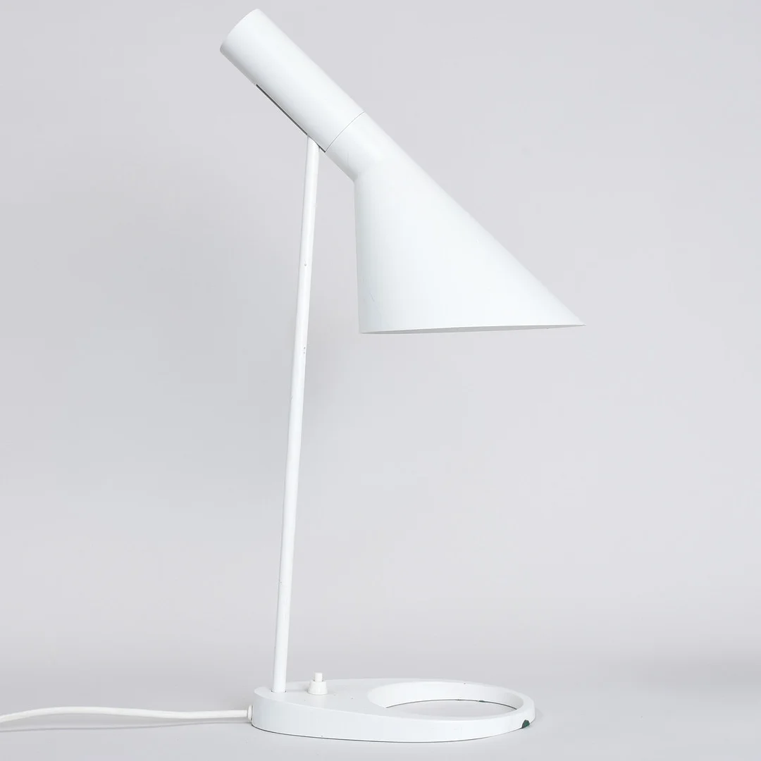 ARNE JACOBSEN. AJ bordlampe, for Louis Poulsen, hvidlakeret metal, etiketmærket. — Table Lamps — Sørensen Auktioner