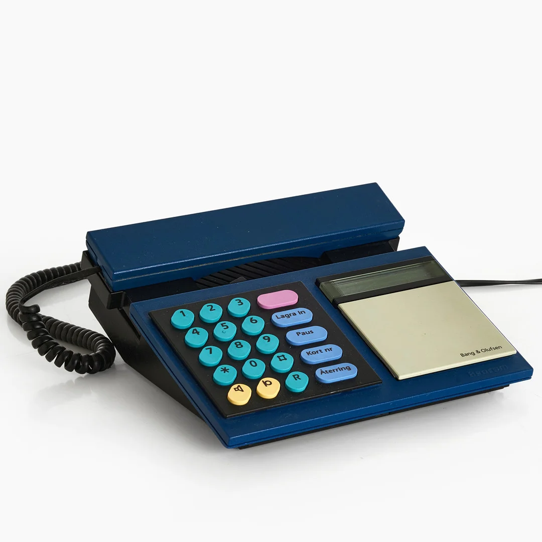 BANG & OLUFSEN. Design: Lone och Gideon Lindinger-Loewy, telefon, modell 'Beocom 2000". — Modern consumer electronics — Crafoord Auktioner Stockholm