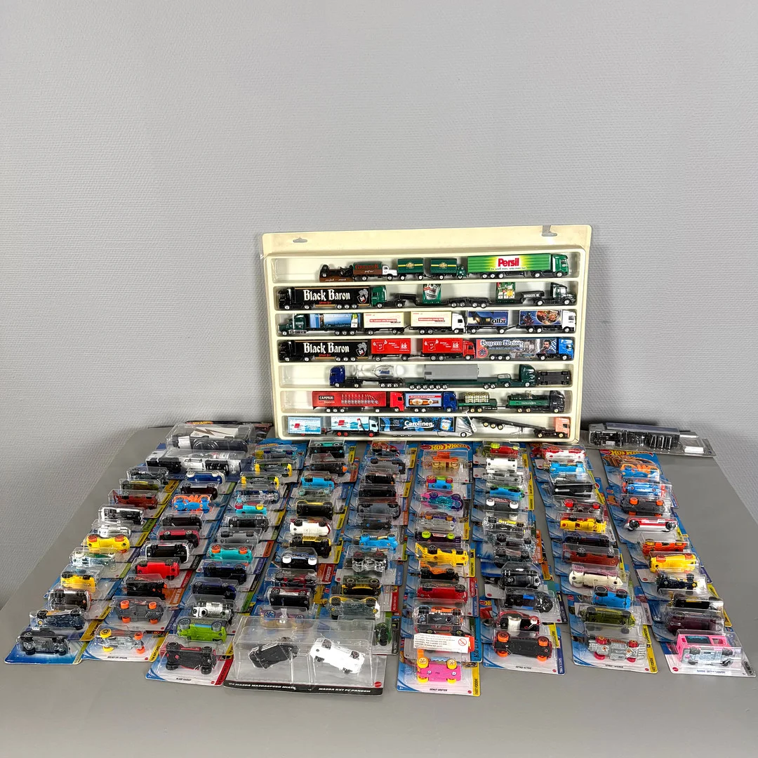 SAMLING MODELLBILAR, 124 st, bl a Hotwheels, Hummer, bl a i originalkartonger. Ur olika serier bl a "Rocket Legue", "Fast Foodie", "Compact Kings". — Model cars — Skandia Auktion