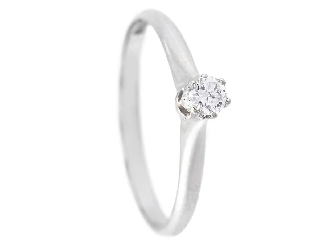 ENSTENSRING, platina, briljantslipad diamant ca 0,10 ct, ca TW/VS, Stockholm 1950, stl 17 mm, vikt 2,3 g, nagg på kuletten. — Smycken/Enstensring — Kaplans