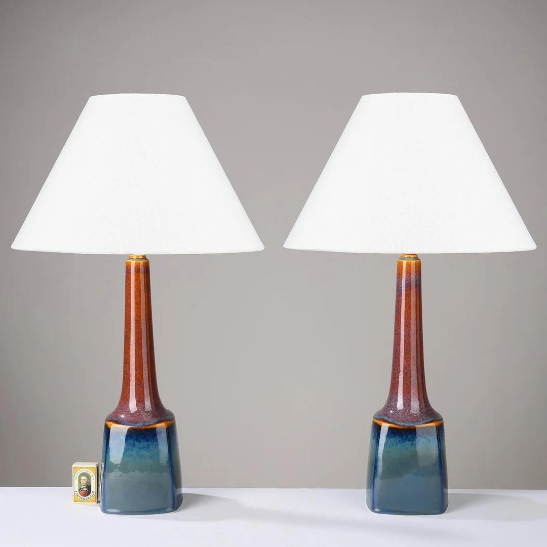 SØHOLM: Et par bordlamper af glaseret stentøj med slanke halse, modelnr. 941, Bornholm, Danmark, 1950/60'erne, (2). — Table Lamps — Palsgaard Kunstauktioner
