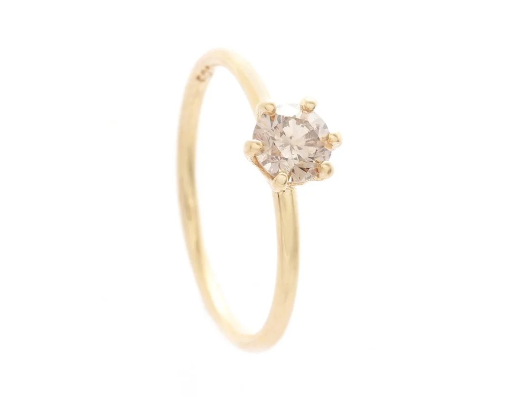ENSTENSRING, 14K guld, 1 brun briljant, ca 0,30 ct, ca Light Brown/SI, stl ca 15 mm, vikt ca 1 g. — Smycken/Enstensring — Kaplans