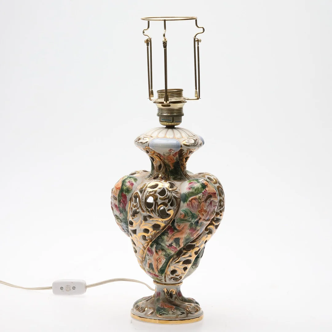BORDSLAMPA, porslin. 1900-tal. — Table Lamps — Örebro Stadsauktioner