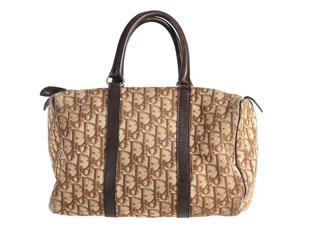 VÄSKA, DIOR, oblique monogram, brunt läder, guldfärgade beslag, 31x19x16 cm, slitage på hörn, fläckar i väskan, bruksslitage. — Accessoarer/Väskor — Kaplans