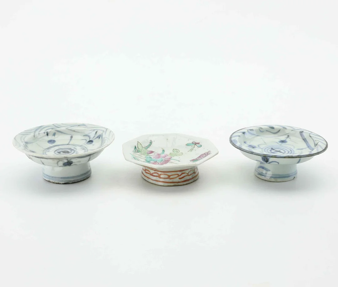 SKÅL PÅ FOT, 3 st, porslin, Kina, 18/1900-tal. — Ceramics & Porcelain — Hälsinglands Auktionsverk
