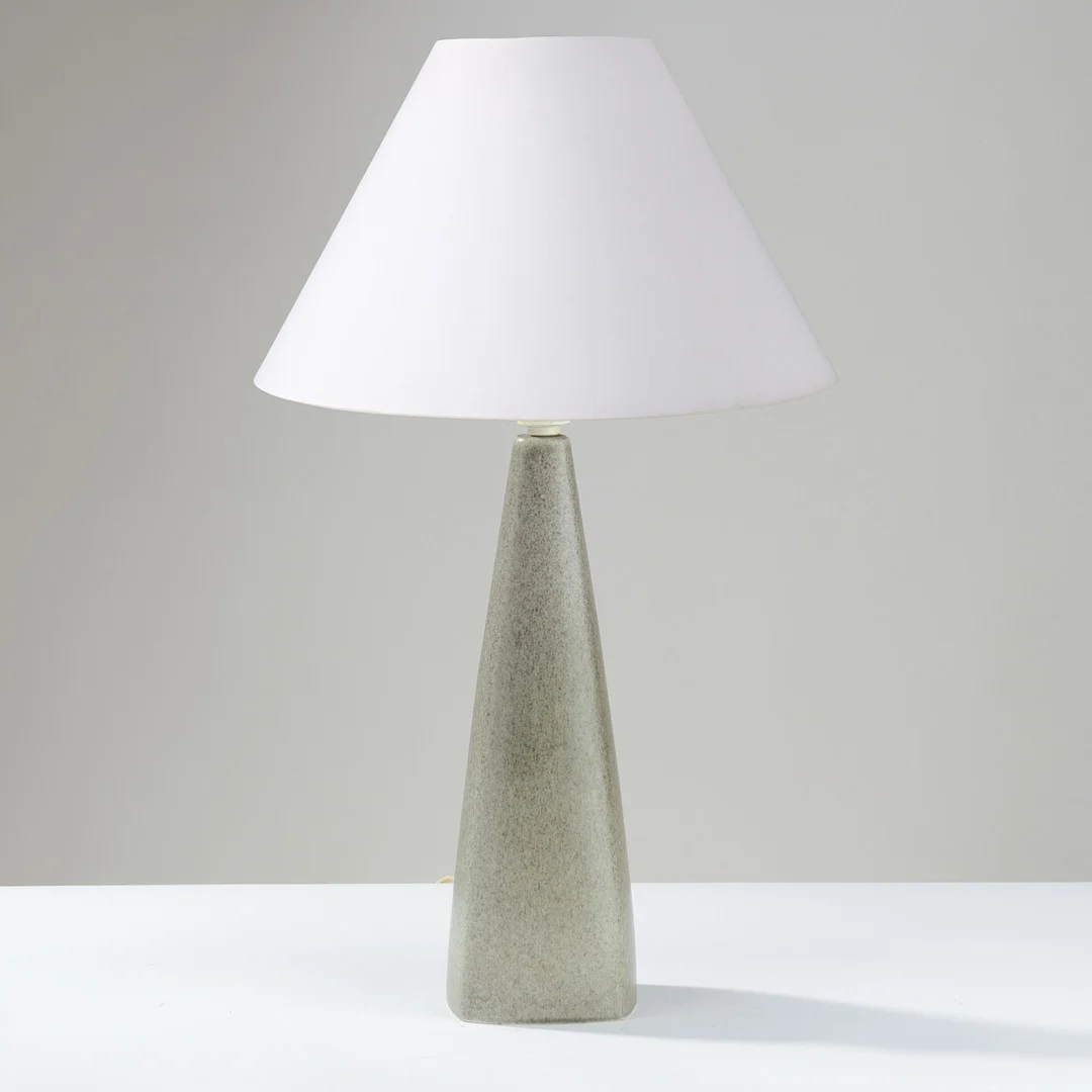 Bordlampe af glaseret keramik, europæisk lampeproducent, 1900-tallets anden halvdel. — Table Lamps — Palsgaard Kunstauktioner