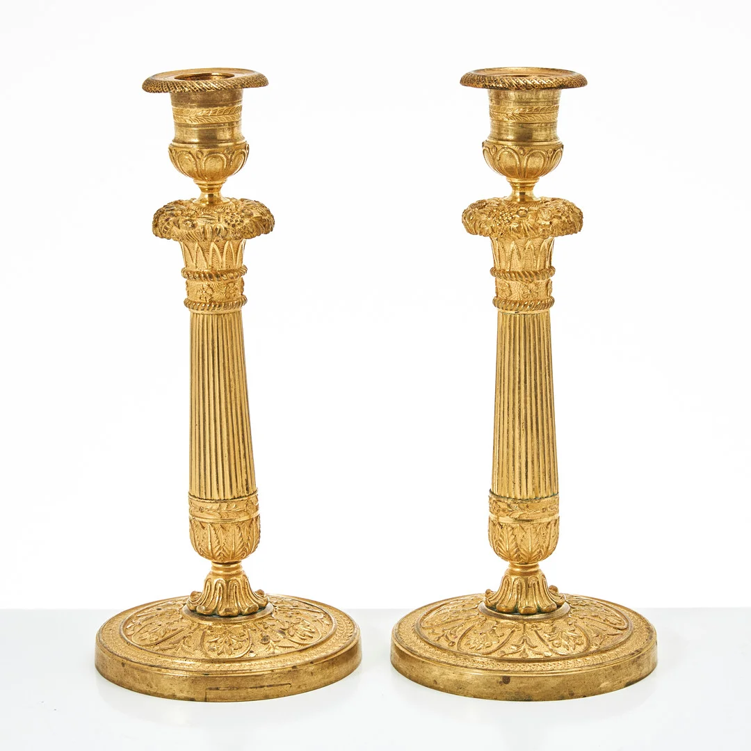 LJUSSTAKAR, ett par, Restauration, Frankrike 1800-talets första hälft, brännförgylld brons. — Candlesticks — Stockholms Auktionsverk Magasin 5