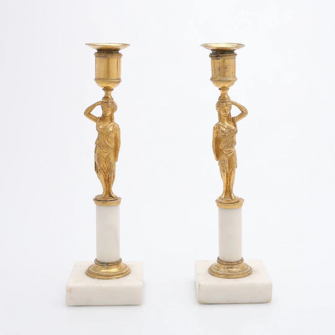 FREDRIC LUDVIG RUNG, TILLSKRIVNA, LJUSSTAKAR ETT PAR, SENGUSTAVIANSKA STOCKHOLMSARBETEN, OMKRING ÅR 1800. — Candlesticks — Crafoord Auktioner Lund