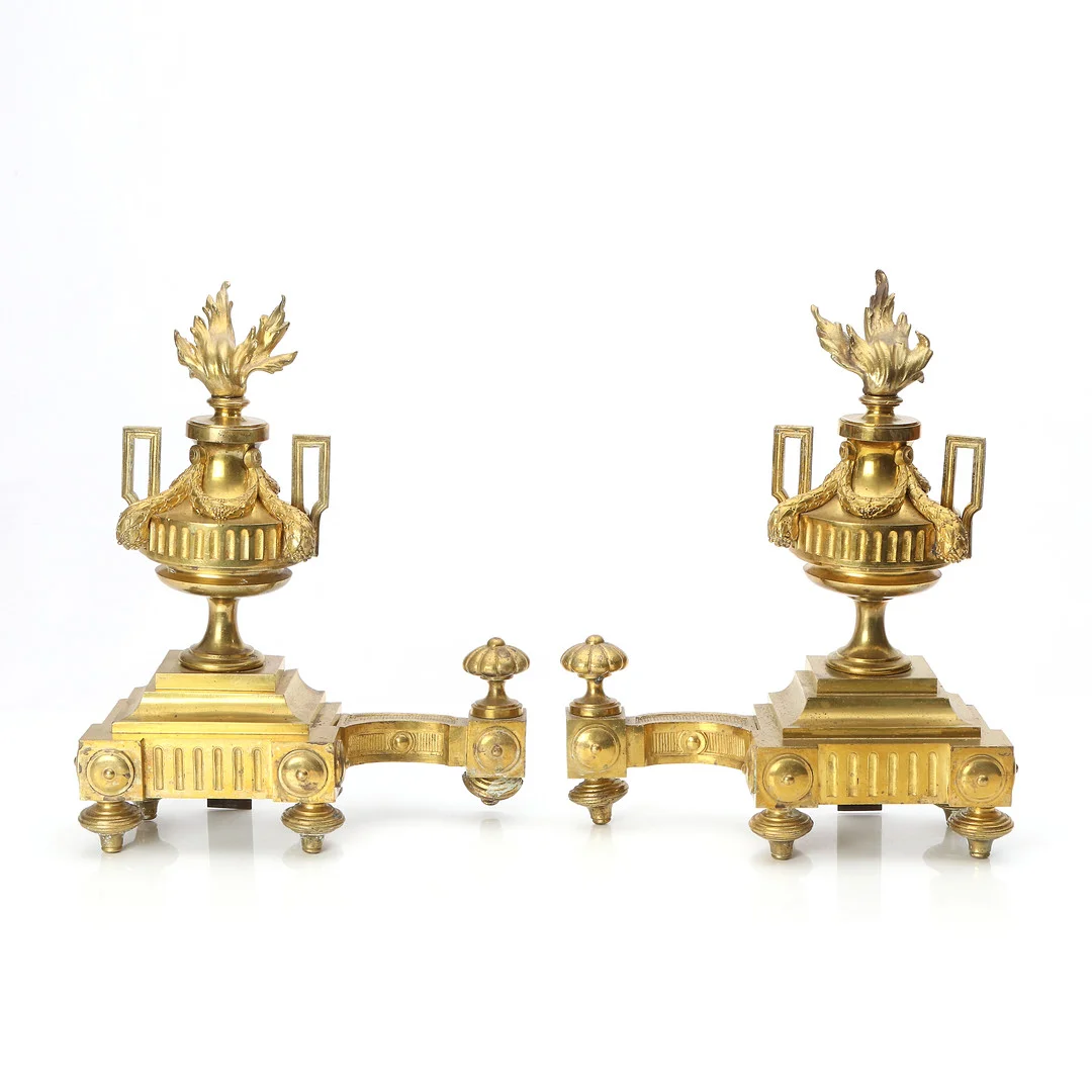 ELDHUNDAR, ETT PAR. Förgylld mässing. Louis XVI-stil, 18/1900-tal. — Pewter, Brass & Copper — Skånes Auktionsverk