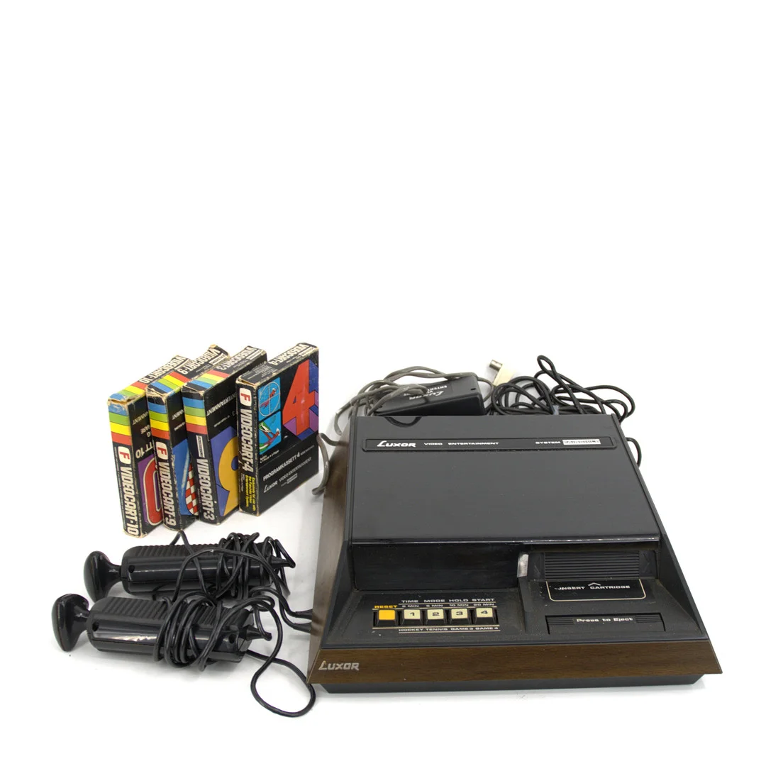 TV-SPEL, Luxor Fairchild, 1 konsol, 2 spelkontroller och 4 spel, 1970-tal. — Modern consumer electronics — Höganäs Auktionsverk