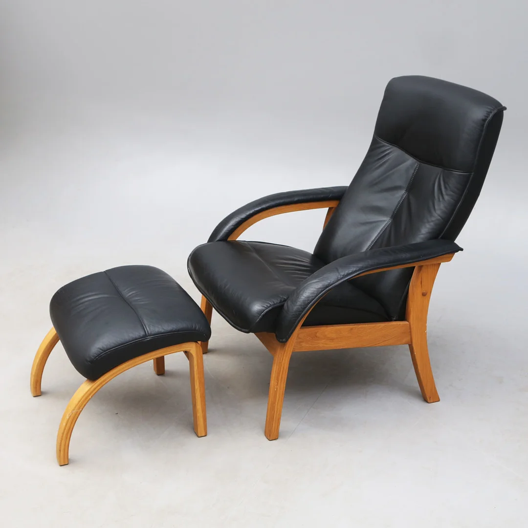 FÅTÖLJ med FOTPALL, skinnklädsel, ställbar rygg. — Armchairs & Chairs — Kalmar Auktionsverk