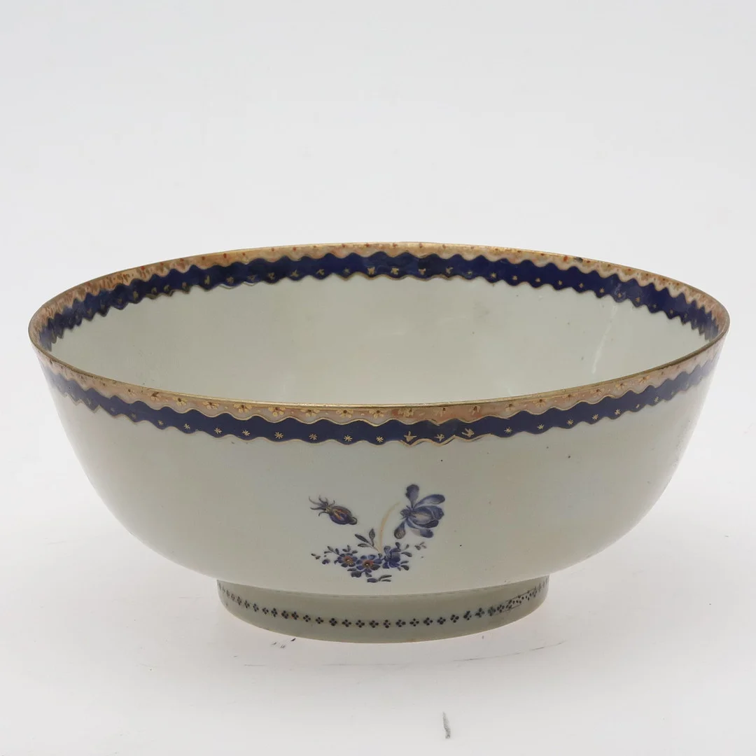 BÅLSKÅL. Porslin, Kina, europeiserande dekor av blomster, 1800-tal. — Ceramics & Porcelain — Örebro Stadsauktioner