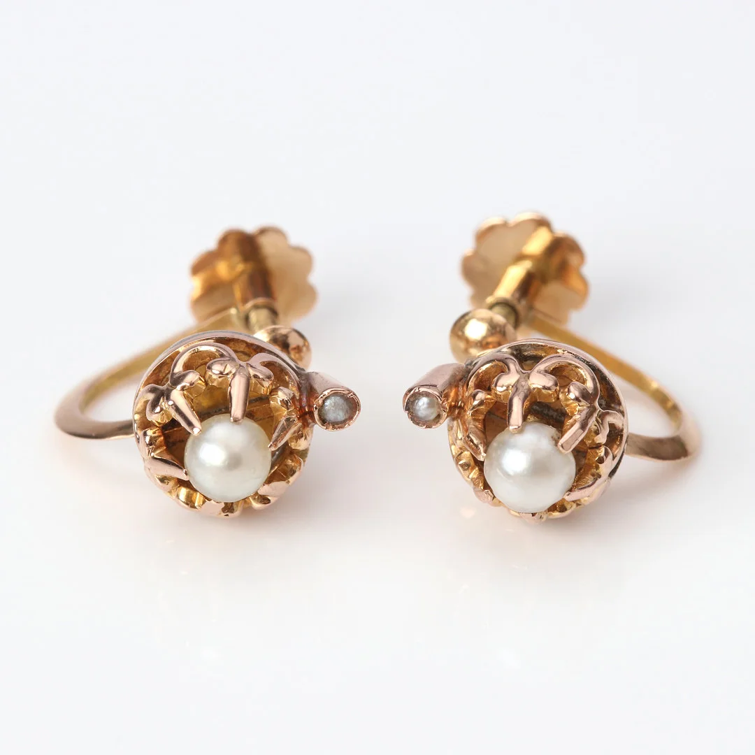ÖRHÄNGEN, ETT PAR. 18k guld med fröpärlor, vikt ca 2,8 gram. — Earrings — Skånes Auktionsverk