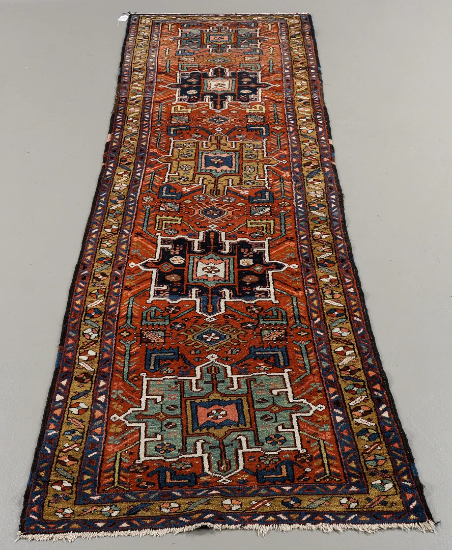 GALLERIMATTA Heriz, 304x99 cm. — Persian Carpets & Textiles — Karlstad Hammarö Auktionsverk