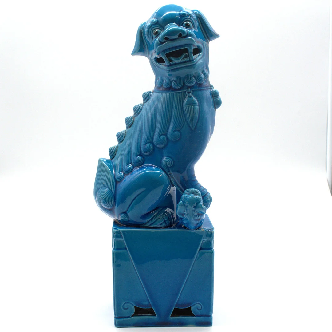 CHINESISCHER WÄCHTERLÖWE / FOO DOG PORZELLAN, PFAUENBLAU / TÜRKIS, 20. JH. — Ceramics & Porcelain — Kunst- und Auktionshaus Kleinhenz