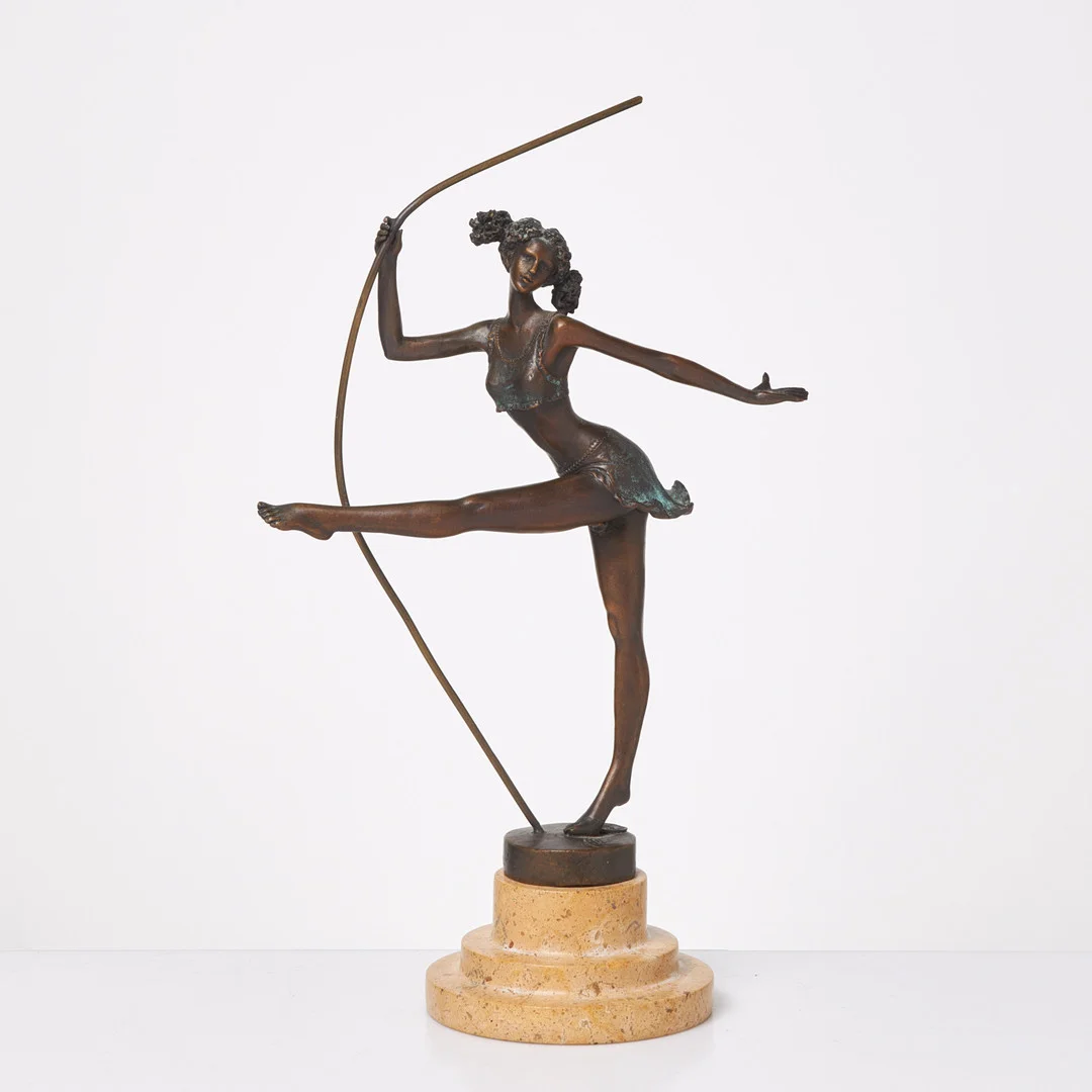 MAX MILO. EFTER. Kvinna med båge, skulptur, brons, på stensockel, signerad, i godset märkt A7587. — Sculptures & Bronzes — Stockholms Auktionsverk Sickla